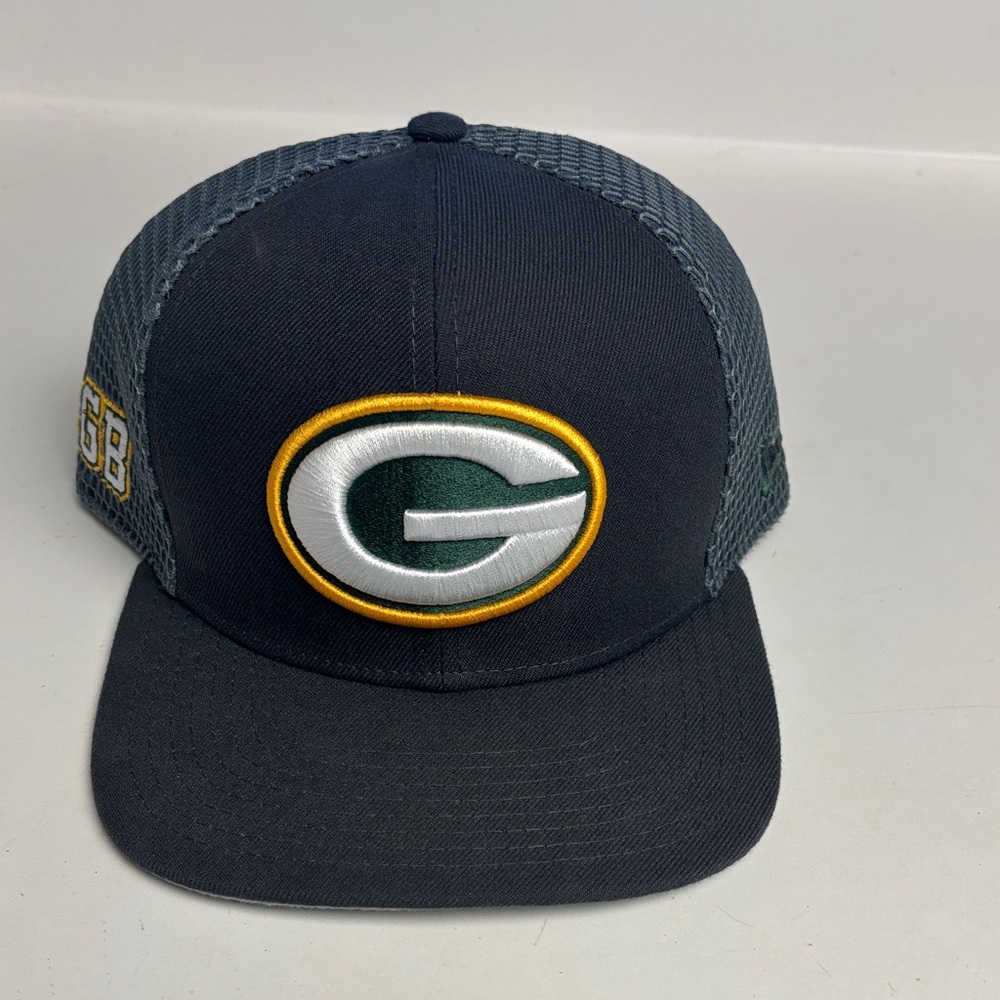 Green Bay Packers New Era 9Fifty mesh snap back hat.